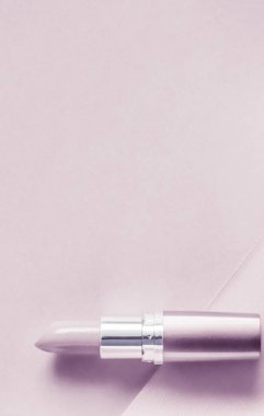 Lüks ruj ve ipek kurdele. Mor renkte tatil şapkası.