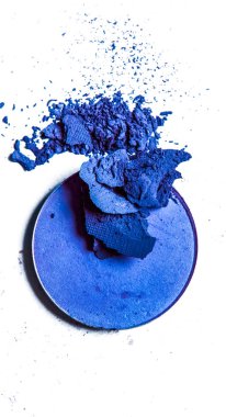 Beyaz arka planda yalıtılmış ezilmiş göz farı paleti yakın çekim