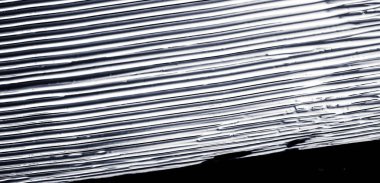 Gümüş boya fırça sıyrık doku siyah arka plan üzerinde izole, 