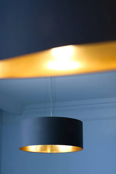 Lampe dorée dans une chambre, élégant éclairage de décoration moderne — Photo