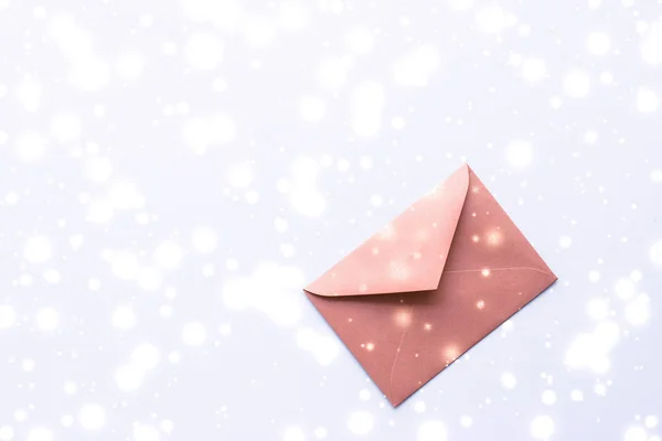 Зимові канікули пусті паперові конверти на мармурі з блискучим снігом f — стокове фото
