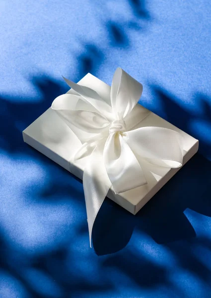 豪华节日白色礼品盒与丝带和蝴蝶结的蓝色 b — 图库照片