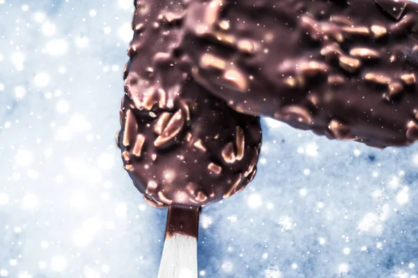 輝く雪と大理石のテーブルの上にチョコレートアーモンドアイスクリーム、wi — ストック写真