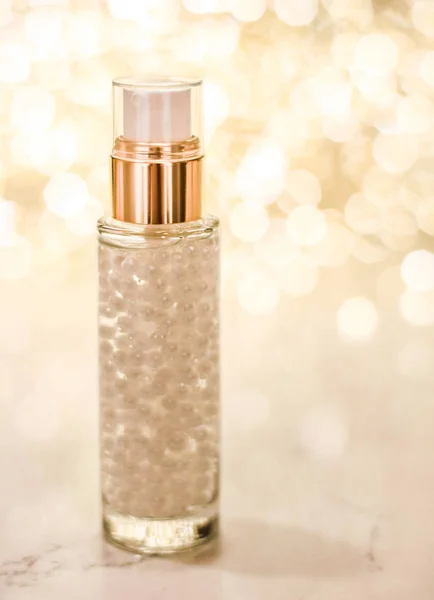 Żel bazowy do makijażu wakacyjnego, emulsja surowicy, butelka balsamu i złoto — Zdjęcie stockowe