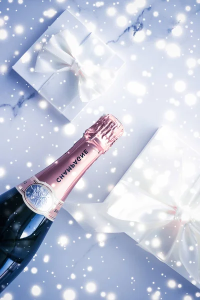 Bouteille de champagne et boîte cadeau sur paillettes de vacances bleues, Nouvel An — Photo