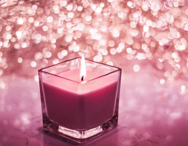 Rote aromatische Kerze an Weihnachten und Neujahr glitzert im Hintergrund — Stockfoto