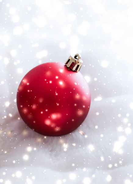 Bola roja de Navidad en piel esponjosa con brillo de nieve, lujo wi — Foto de Stock