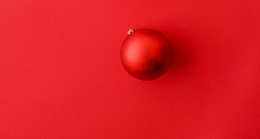 Kırmızı flatlay zemin, lüks kış tatili noel baubles