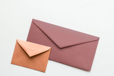 Mermer yatık arka planda boş kağıt zarflar, tatil posta