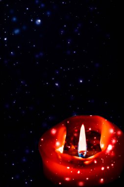 Koyu pırıl pırıl kar arka plan üzerinde kırmızı tatil mum, lüks 