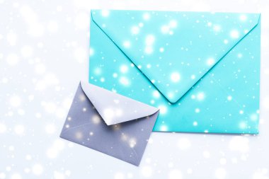 Kış tatili parlak kar f ile mermer üzerinde boş kağıt zarflar