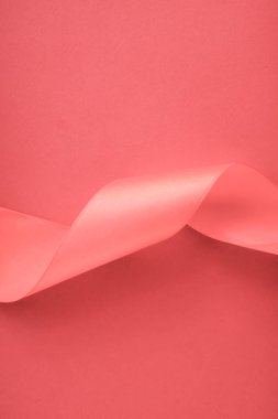 Mercan zemin üzerinde soyut kıvrımlı ipek kurdele, özel lüks.