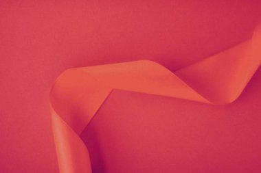 Gül arka planında soyut kıvrımlı ipek kurdele, özel lüks. 