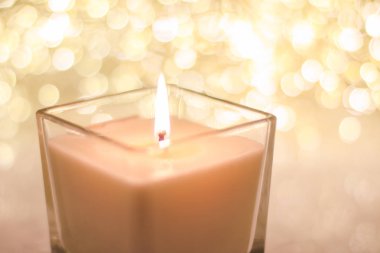 Aromatik mum altın Noel 'de ve yeni yıl parıltılarında
