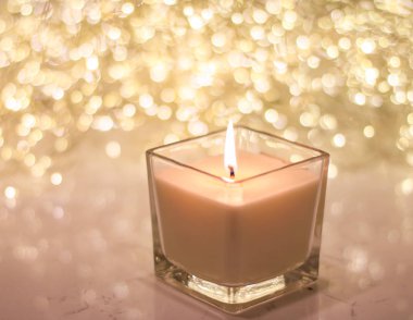 Aromatik mum altın Noel 'de ve yeni yıl parıltılarında