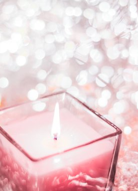 Noel 'de gül aromalı mum ve yeni yıl ışıltısı.