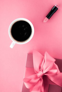 Lüks hediye kutusu ve pembe arka plan üzerinde kahve fincanı, flatlay desig