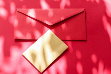 Flatlay model tasarımı olarak güzellik markası kimliği, bir kartvizit...