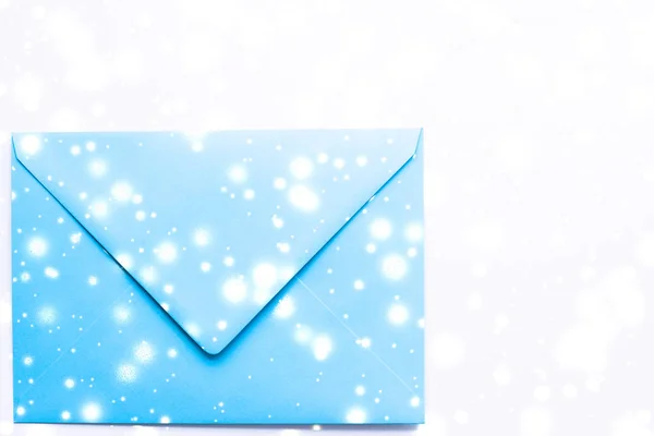 Winter holiday blank paper envelopes on marble with shiny snow f — Stock Photo, Image