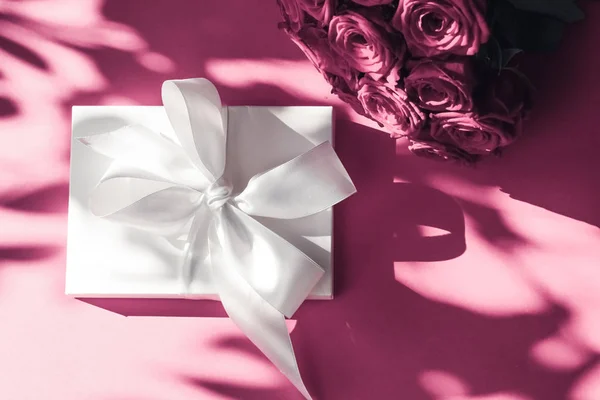 Πολυτελείς διακοπές μεταξωτό κουτί δώρου και μπουκέτο τριαντάφυλλα σε ροζ backgr — Φωτογραφία Αρχείου