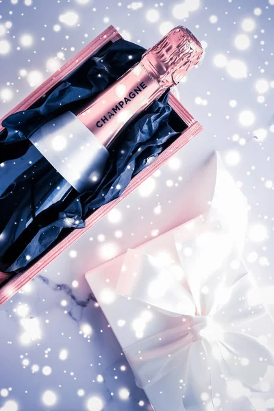 Butelka szampana i pudełko na niebieski brokat świąteczny, Nowy Rok — Zdjęcie stockowe