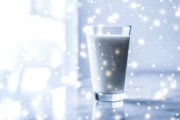Kouzelný prázdninový nápoj, nalévání organického laktosy mléka do Glas — Stock fotografie