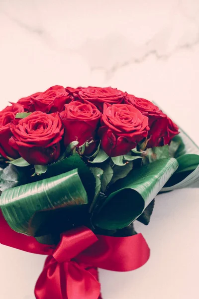 Buquê de luxo de rosas vermelhas no fundo de mármore, belo fluxo — Fotografia de Stock