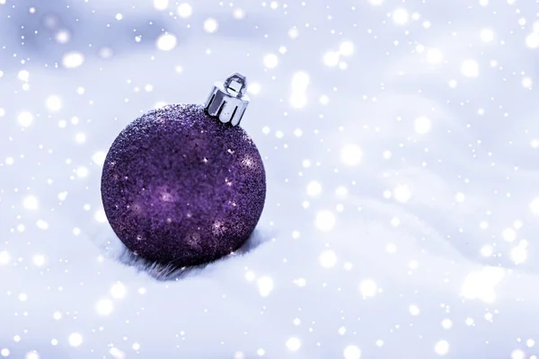 Boules de Noël violettes sur fourrure duveteuse avec paillettes de neige, luxe — Photo