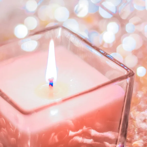 Candela aromatica di corallo su Natale e Capodanno glitter backgro — Foto Stock