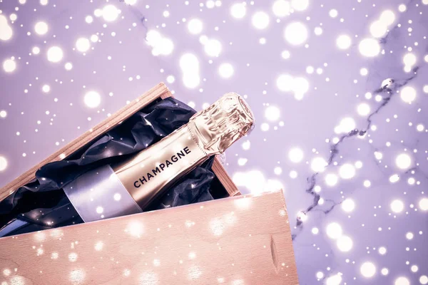 Botella de champán y caja de regalo en brillo de vacaciones púrpura, New Yea —  Fotos de Stock