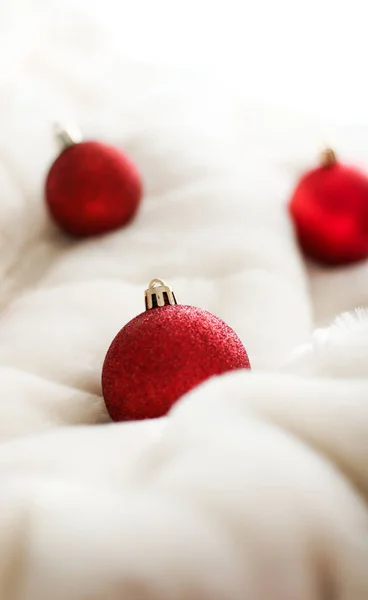 白いふわふわの毛皮の背景に赤いクリスマスのボーブル、豪華なウィント — ストック写真