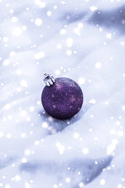 Violet Christmas grannlåt på fluffiga päls med snöglitter, lyx — Stockfoto