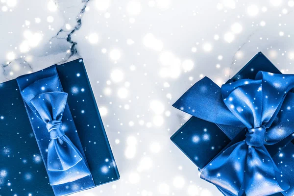 Wintervakantie geschenkdoos met blauwe zijden strik, sneeuwglitter op maart — Stockfoto