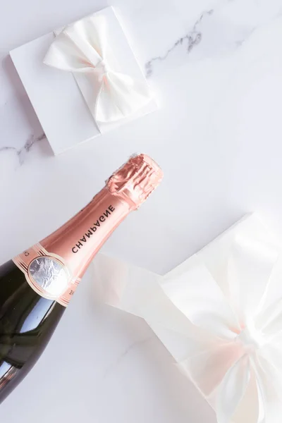 Champagnerflasche und Geschenkbox auf Marmor, Neujahr, Weihnachten, v — Stockfoto