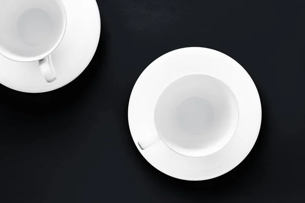Beyaz sofra tabak çömlek seti, siyah yatık giriş boş fincan — Stok fotoğraf