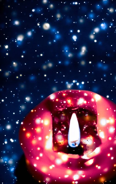 푸른 반짝이는 눈 배경에 빨간 휴일 촛불, 고급 스러움 — 스톡 사진