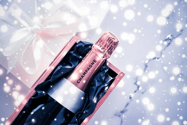 Butelka szampana i pudełko na niebieski brokat świąteczny, Nowy Rok — Zdjęcie stockowe