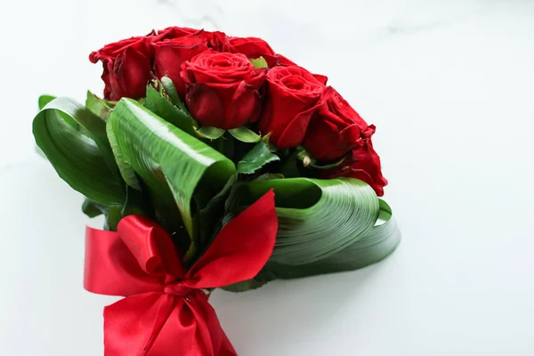 Férias amor presente no Dia dos Namorados, bouquet de luxo de ro vermelho — Fotografia de Stock