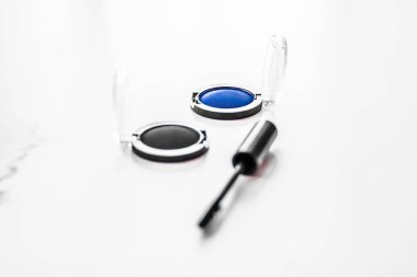 Göz farı, siyah kalem ve maskara mermer arka plan, göz farı.