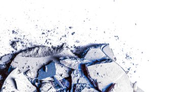 Beyaz arka planda yalıtılmış ezilmiş göz farı ve toz