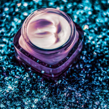 Parlak arka planda sağlıklı cilt için lüks yüz kremi, 