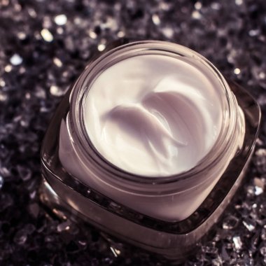 Parlak arka planda sağlıklı cilt için lüks yüz kremi, 