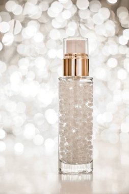 Tatil makyaj jeli, serum emülsiyonu, losyon şişesi ve silv.