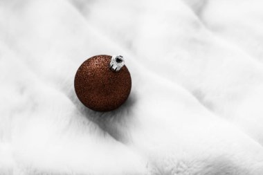 Beyaz kabarık kürk zemin üzerinde Çikolata kahverengi Noel baubles, 