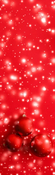 Natal bugigangas no fundo vermelho com brilho de neve, luxo wi — Fotografia de Stock