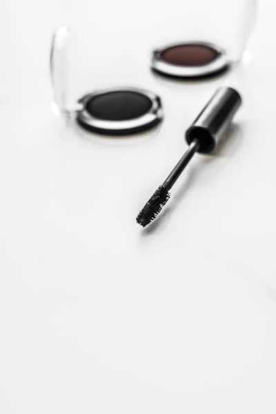 Eyeshadows, fekete bélés és szempillaspirál márvány háttér, szem sh — Stock Fotó