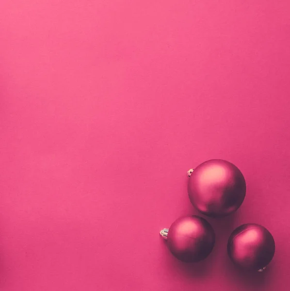 Bola de Navidad en rosa plano telón de fondo, vacaciones de invierno de lujo — Foto de Stock