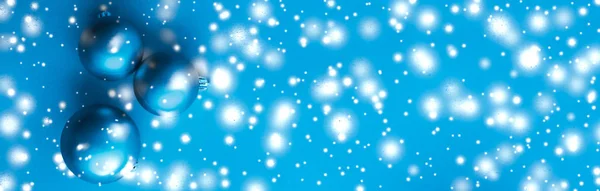 雪の輝き、贅沢なwと青い背景にクリスマスボーブル — ストック写真