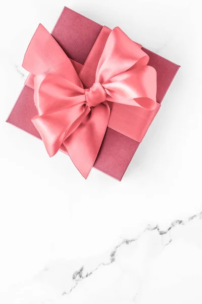 Coffret cadeau corail avec noeud en soie sur fond de marbre, fille bébé sho — Photo