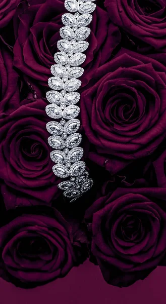 럭셔리 다이아몬드 보석 팔찌와 보라색 장미 꽃, 사랑 g — 스톡 사진